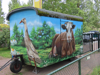 850587 Afbeelding van de door Verfdokter (pseudoniem van Robert-Jan Brink) met dieren beschilderde bouwkeet bij de ...